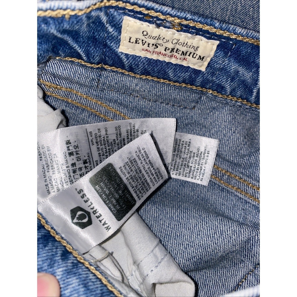 Levi's Women's 70's High‎ Rise Flare Jeans 28 Distressed Light - Picture 10 of 10